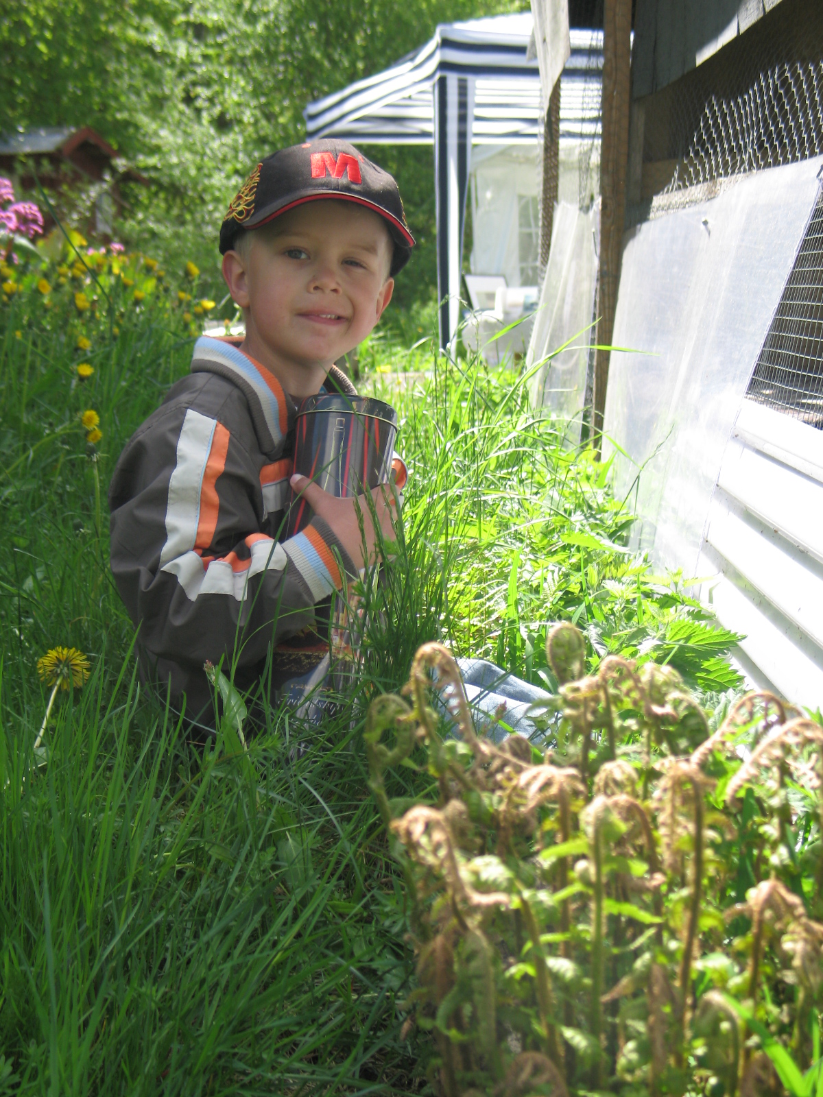 En lycklig vinnare. Melker, 5 år, vann en flaska att sätta vin i. 